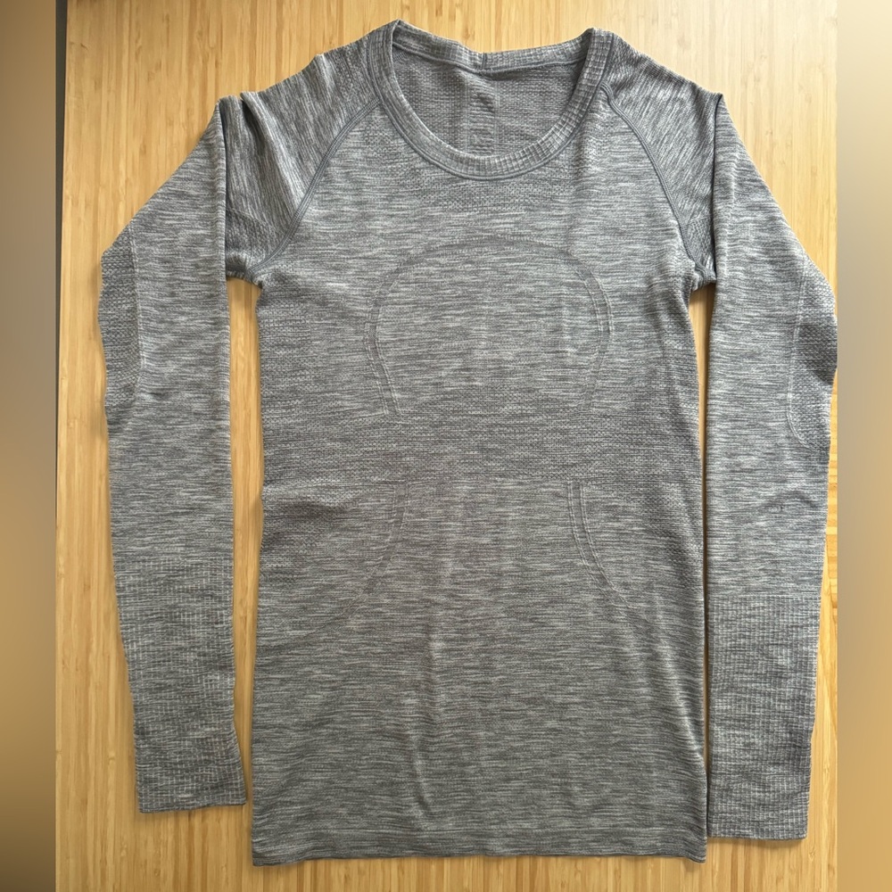 Lululemon long sleeve running top, in grey. Size 6.